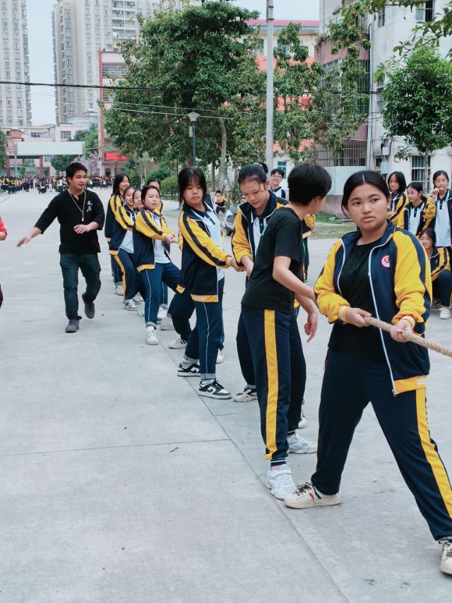 廉江市青平中学举办庆祝2023年“三八”妇女节女生拔河比赛(图3)