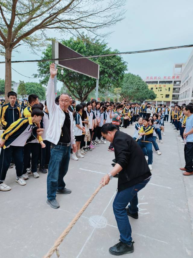 廉江市青平中学举办庆祝2023年“三八”妇女节女生拔河比赛(图5)